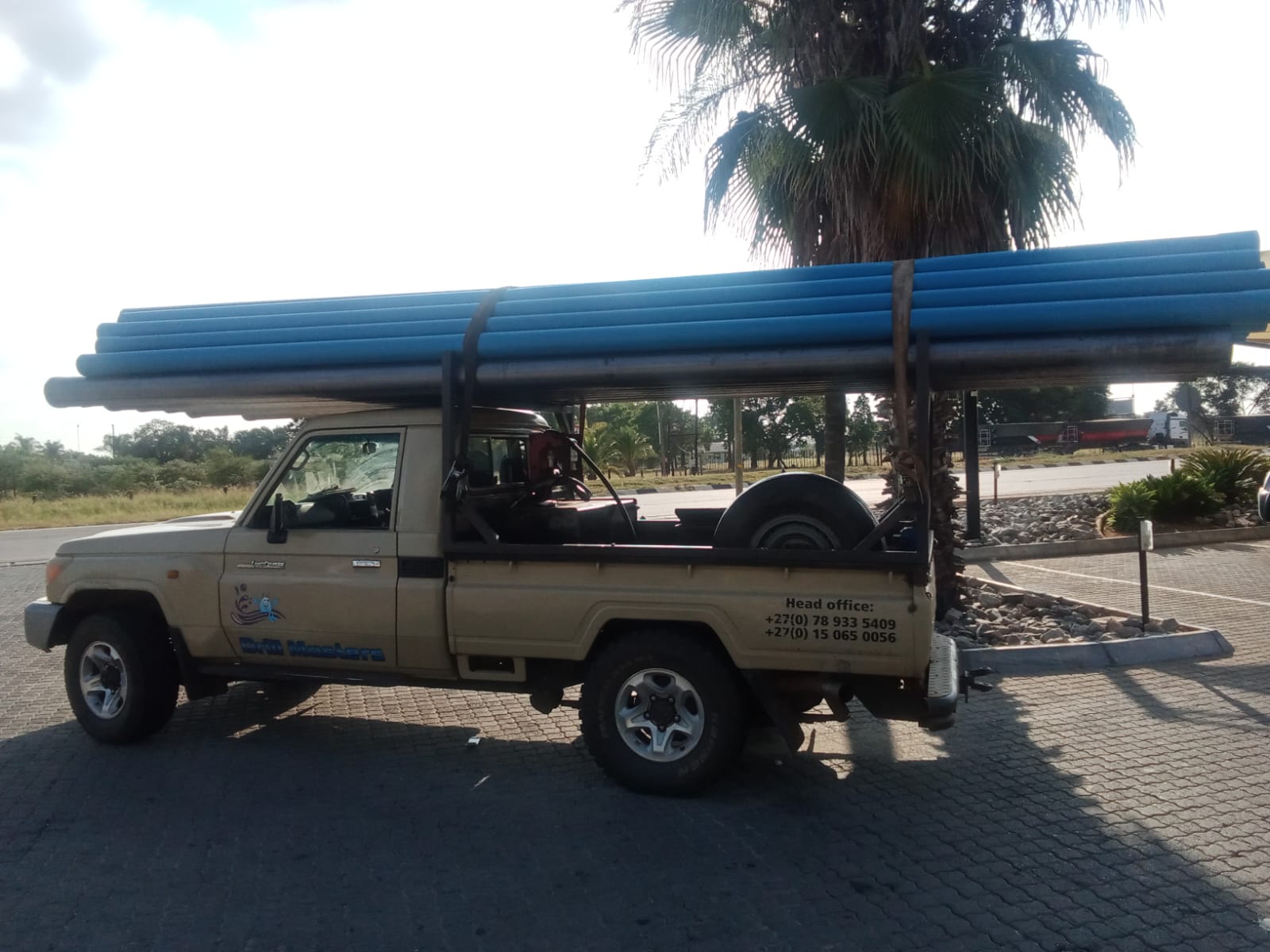 Manhole cover and borehole finishing