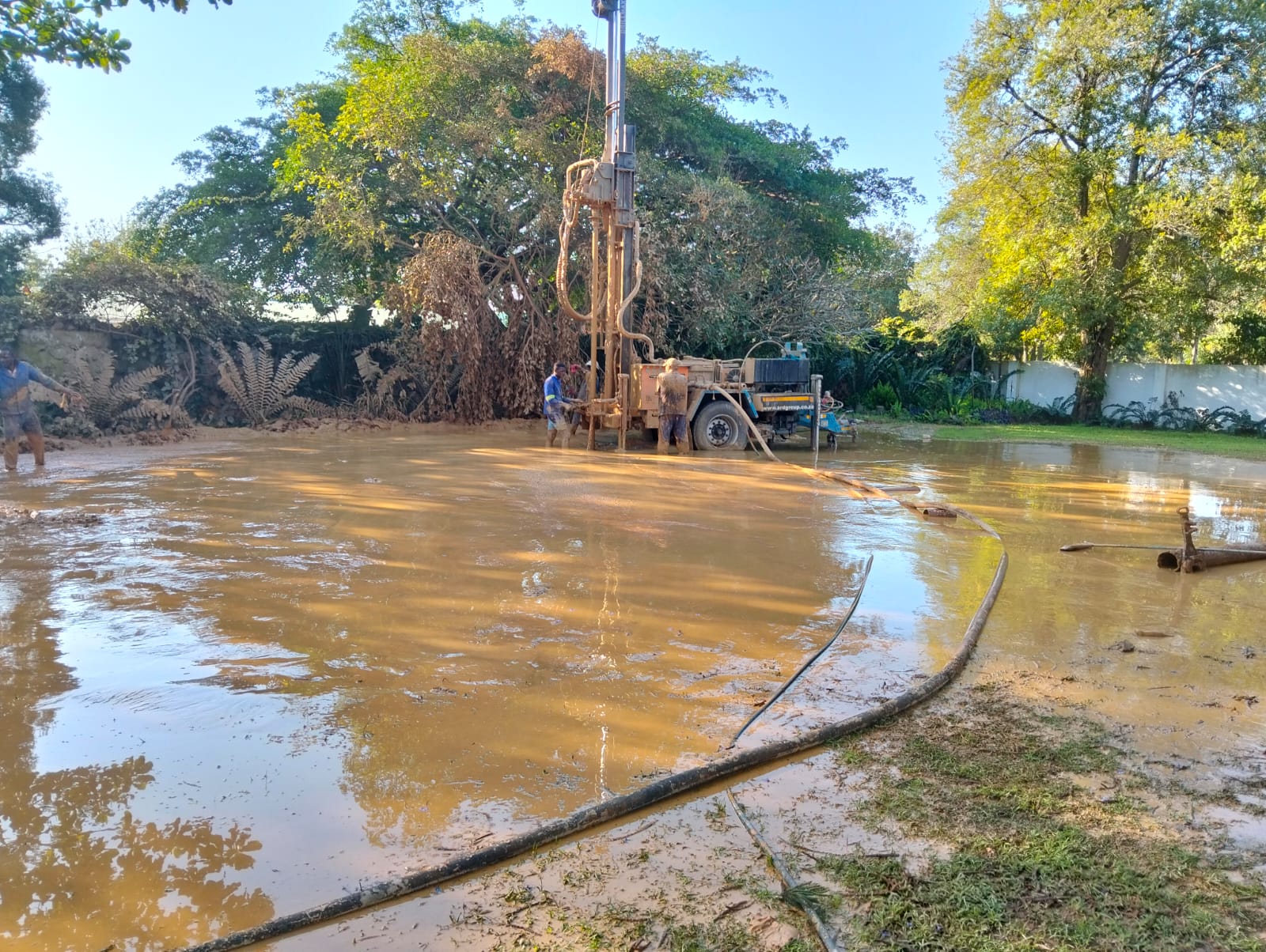 Mud rotary drilling